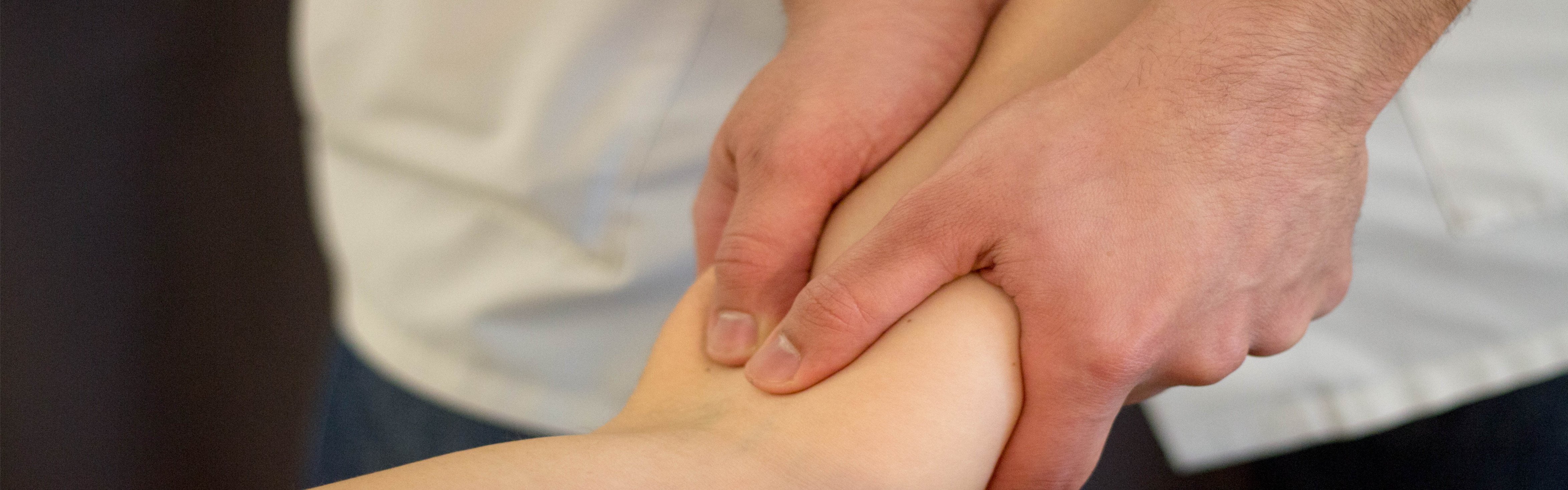 Bras - d'une femme lors d'une - séance d'ostéopathie - avec - M. Danfali